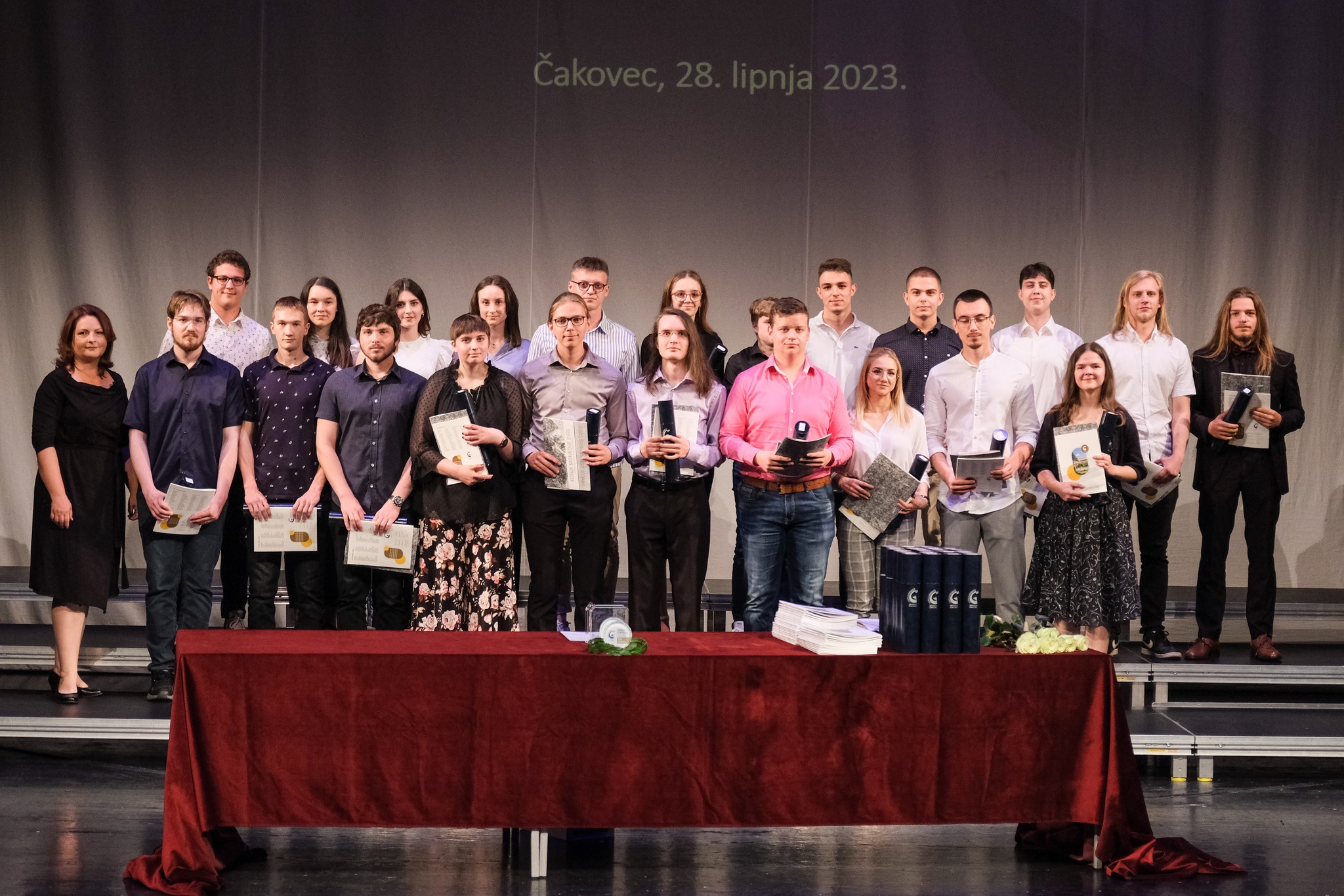 GIMNAZIJA JOSIPA SLAVENSKOG Predivni trenuci s podjele svjedodžbi