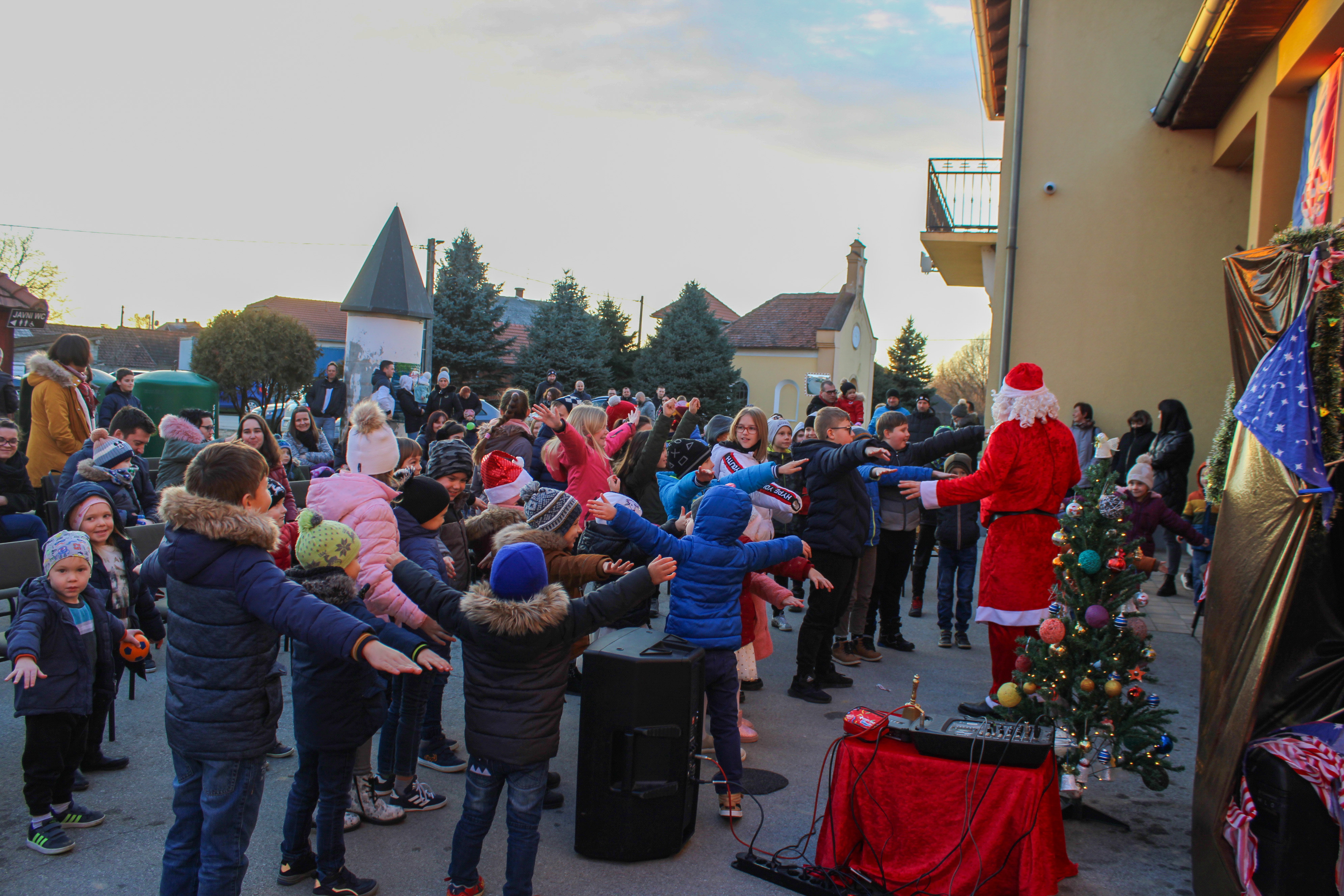 Djed Božićnjak posjetio Vratišinec