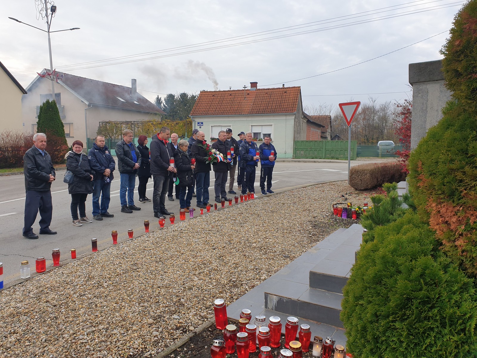 FOTO U Strahonincu obilježen Dan sjećanja, mještani se prisjetili Ivana Hižmana koji je stradao u obrani Vukovara