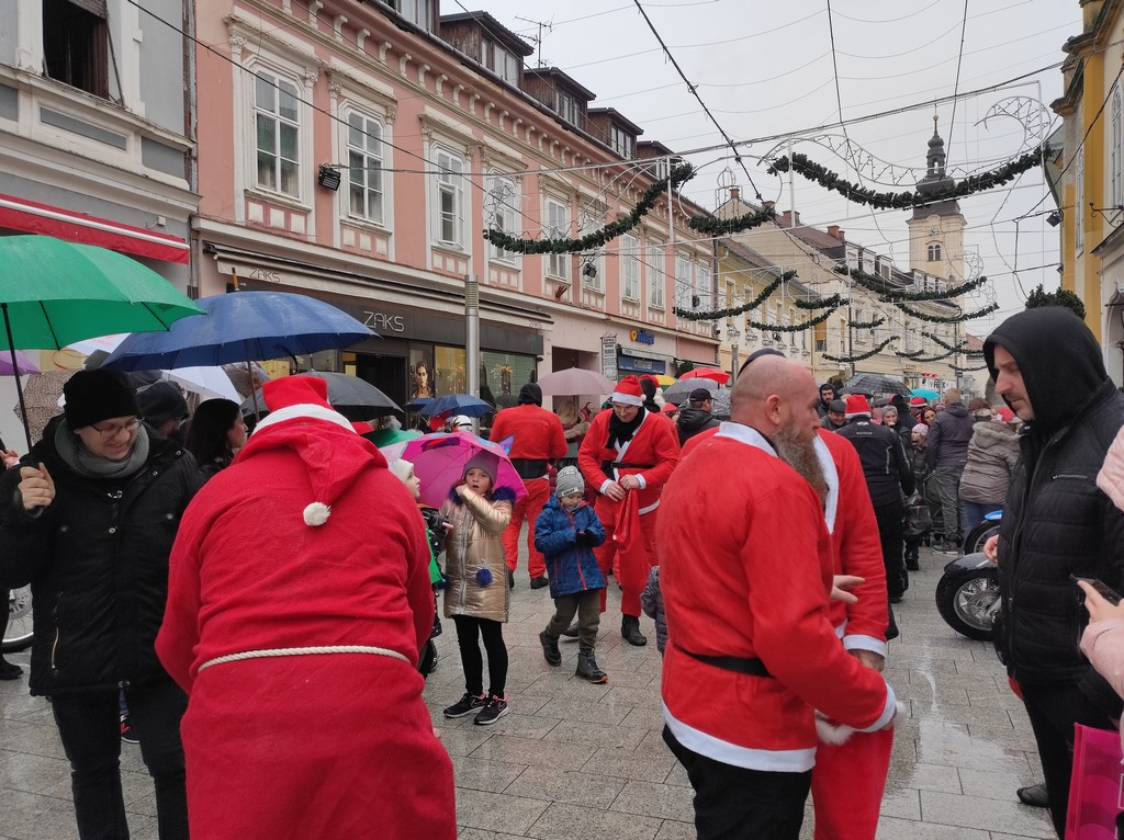 Djedice na motorima u centru Čakovca darovali slatkiše mališanima