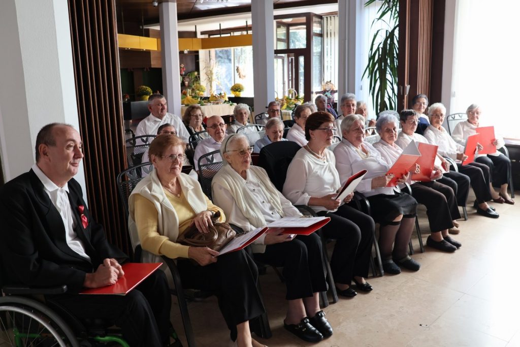DAN STARIJIH OSOBA Župan Matija Posavec posjetio Dom za starije i nemoćne Čakovec DAN STARIJIH OSOBA Župan Matija Posavec posjetio Dom za starije i nemoćne Čakovec
