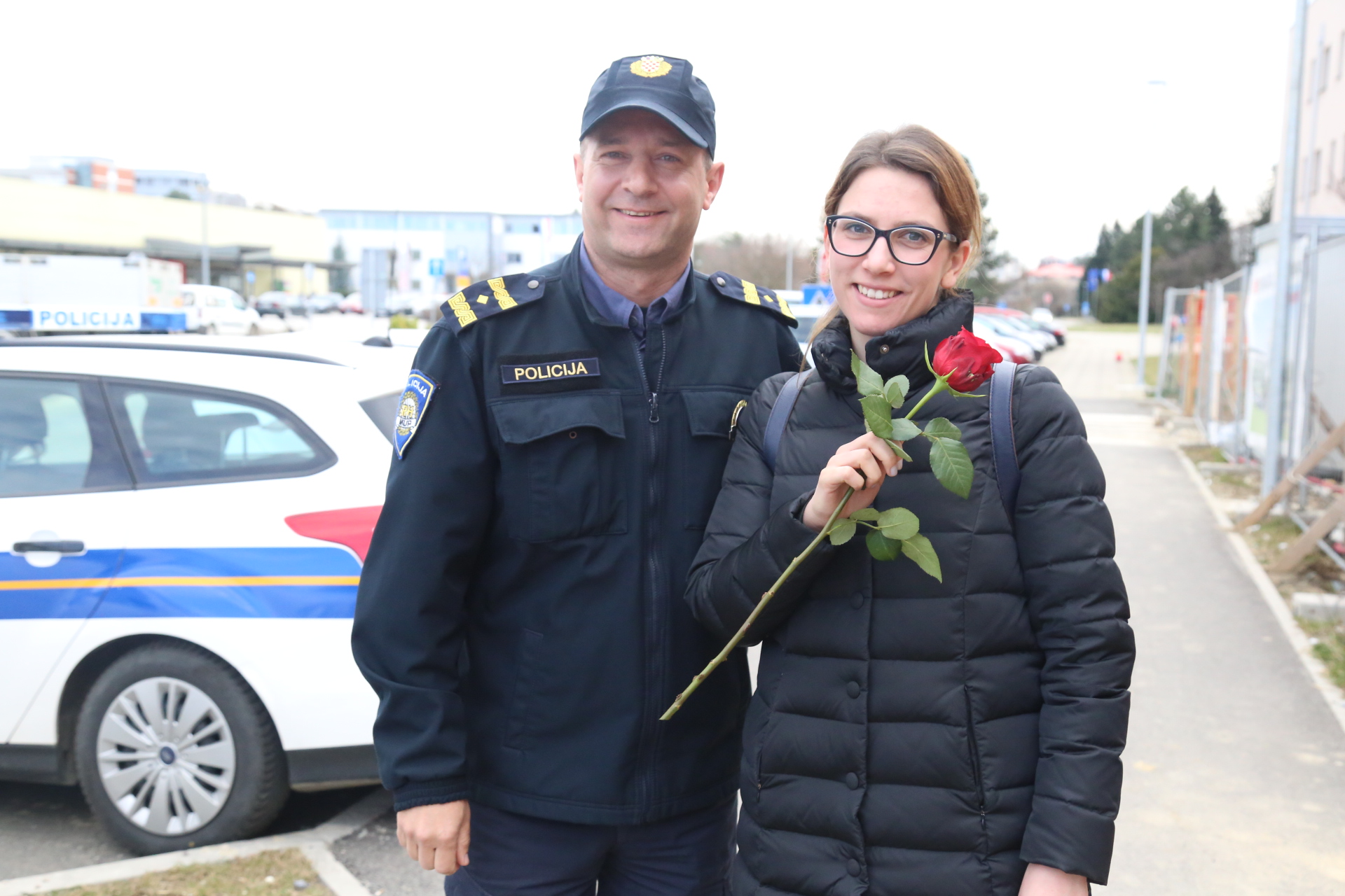 Međimurska policija cvijećem nagrađuje žene u prometu