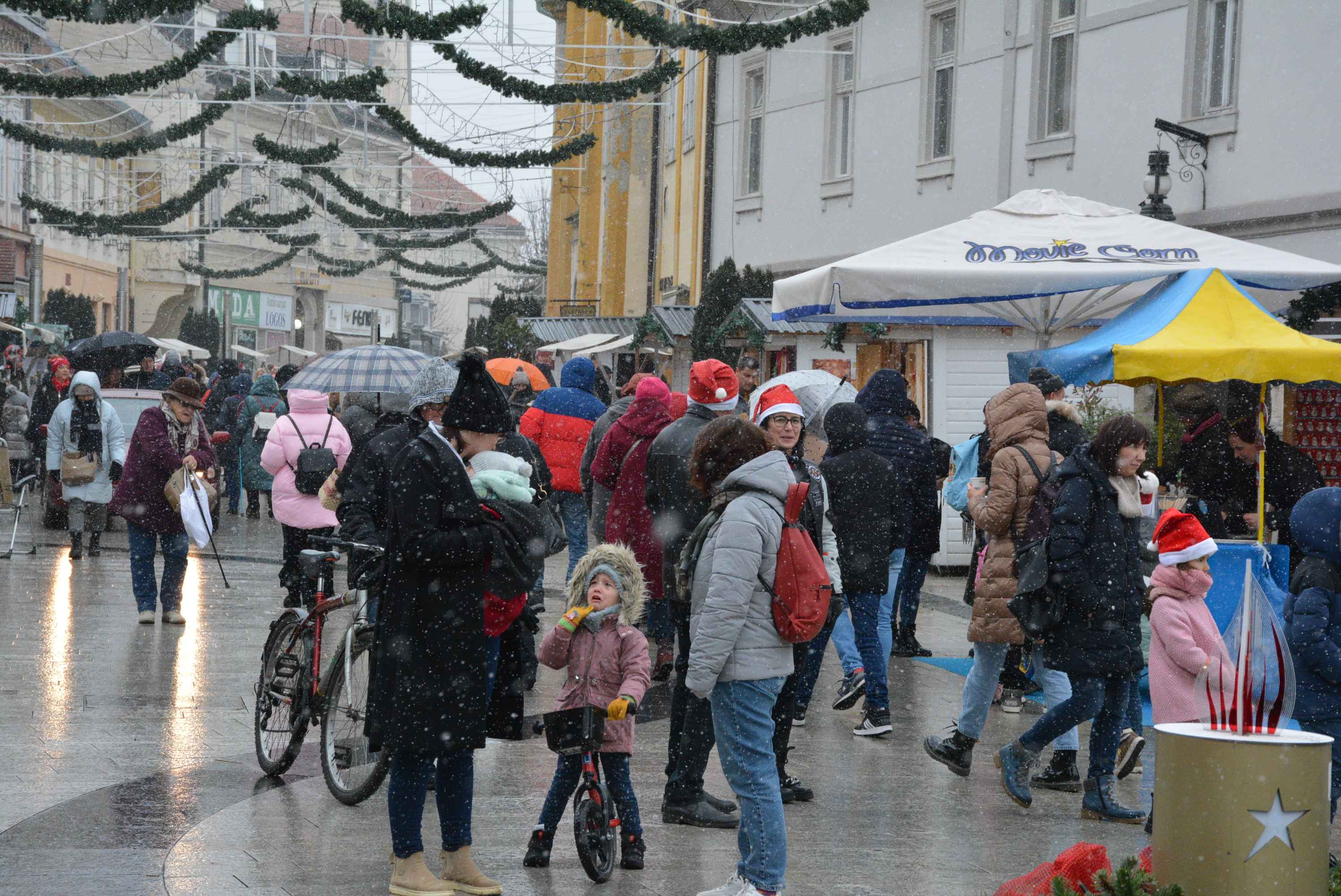 FOTO/VIDEO Zabundani veliki i mali unatoč gustom snijegu i hladnoći proveli prijepodne u veselom raspoloženju