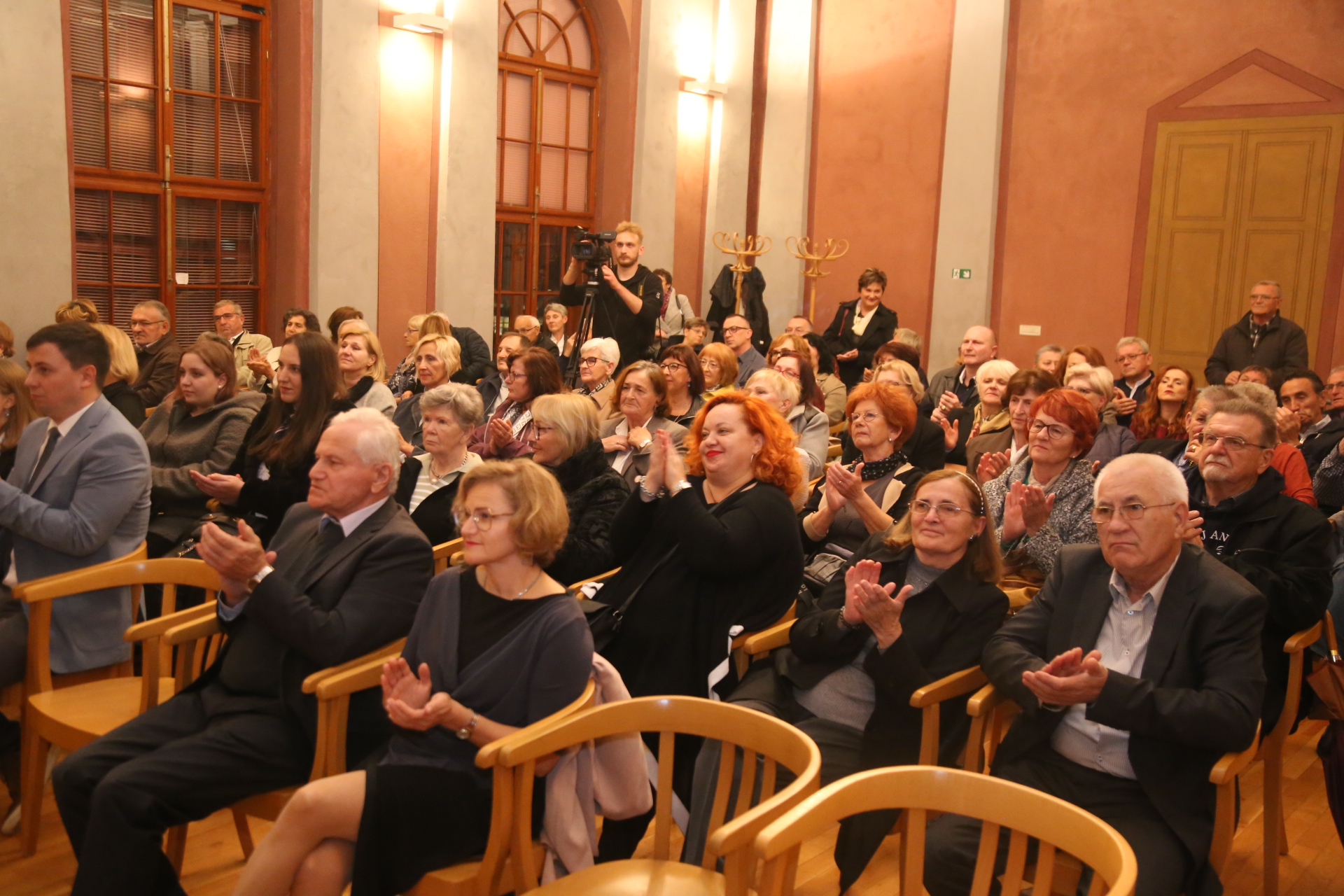 FOTO Predstavljena zbirka pjesama Magdalene Vlah – Hranjec ‘Z maminoga krila’