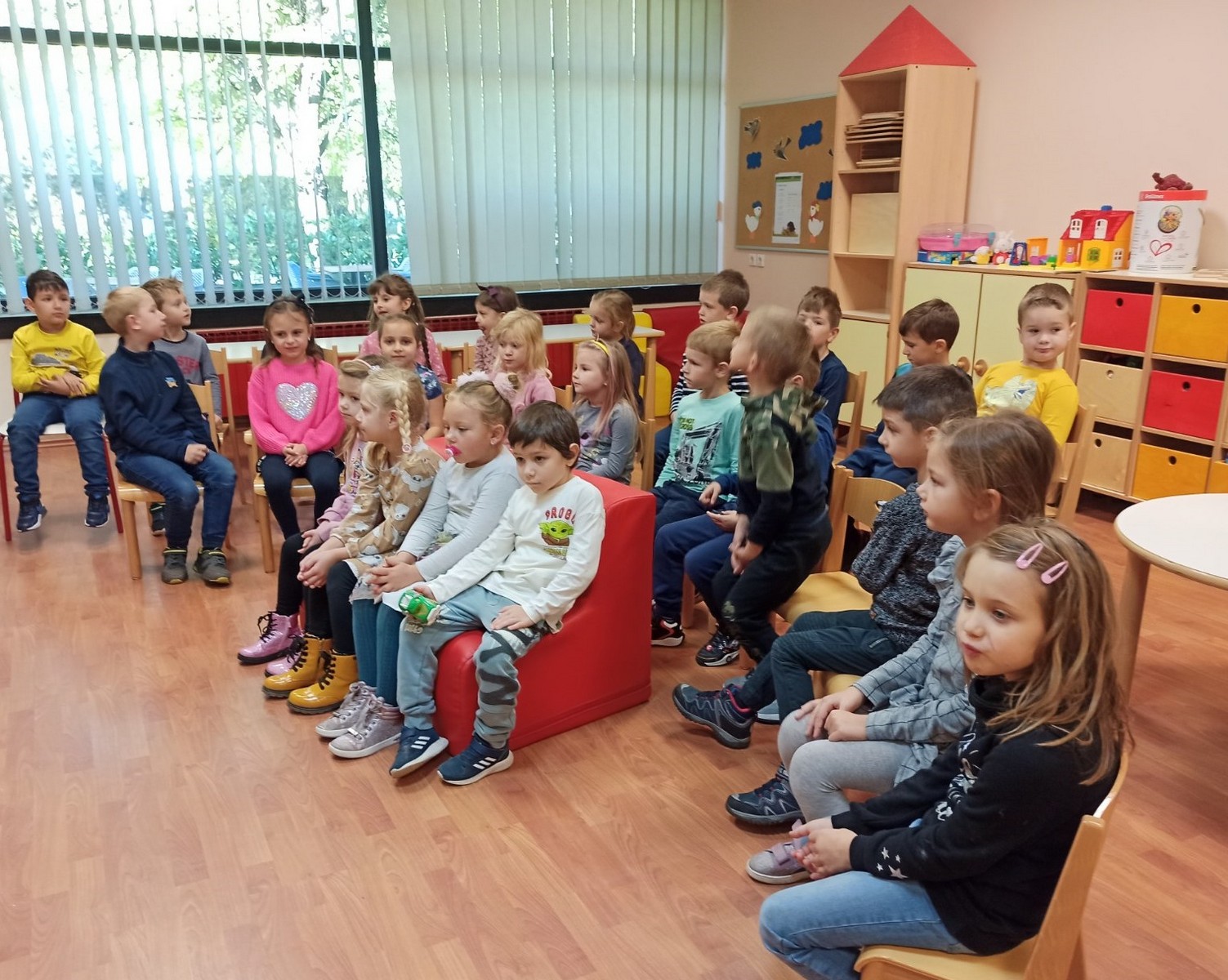 DJEČJI VRTIĆ BELICA POVODOM  MJESECA HRVATSKE KNJIGE Povodom Mjeseca hrvatske knjige naši su vrtićarci- skupina Leptirići i Cvjetići posjetili Knjižnicu i čitaonicu “Nikola Zrinski” u Čakovcu. Uz pomoć i stručno vodstvo naše domaćice, knjižničarke Helene