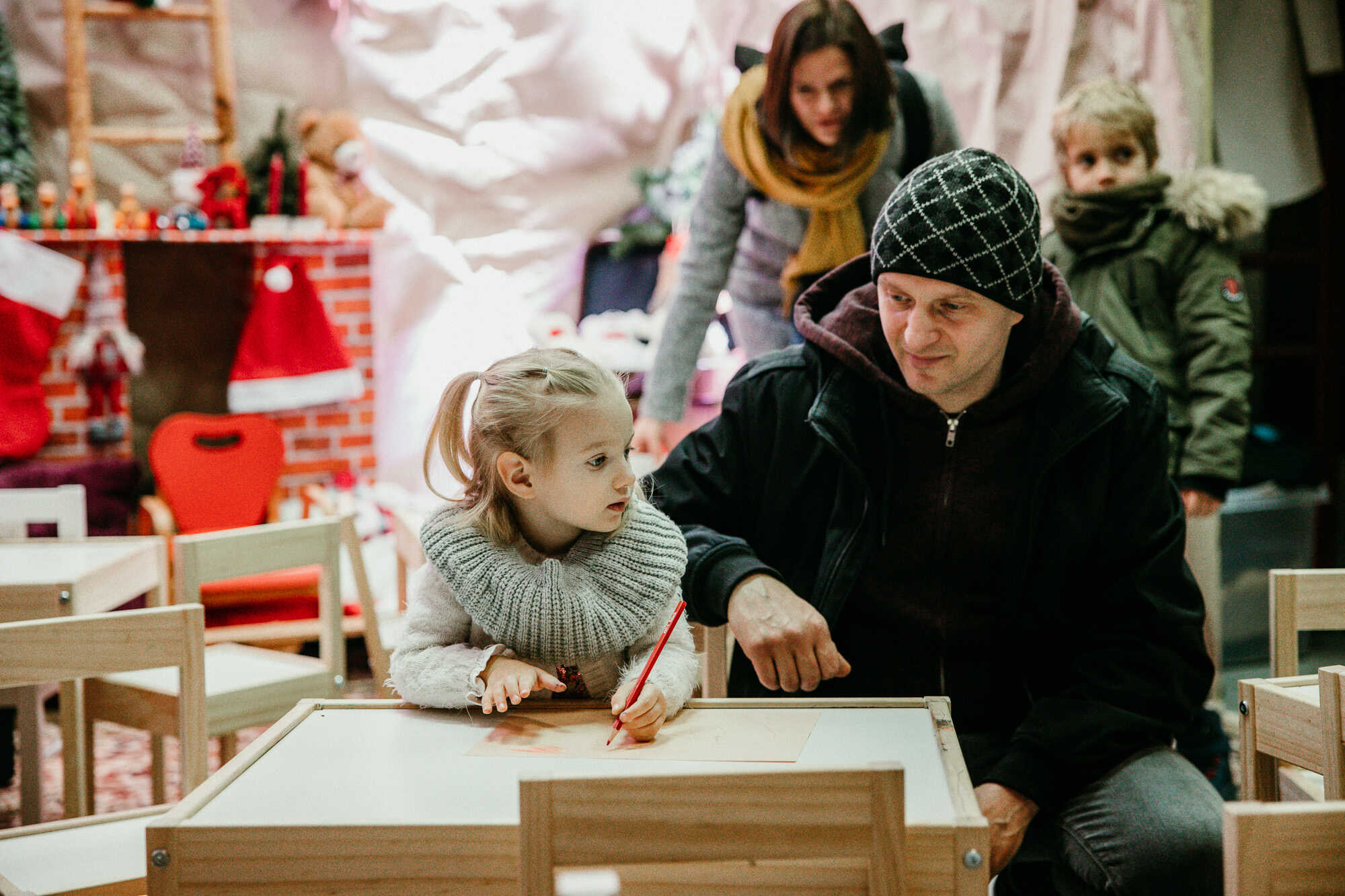 POSLASTICA ZA NAJMLAĐE Fini kolači Bake Mraz razveselili mališane u Radionici Djeda Božićnjaka POSLASTICA ZA NAJMLAĐE Fini kolači Bake Mraz razveselili mališane u Radionici Djeda Božićnjaka