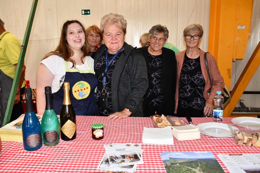 PROSLAVA JESENI Brojni zaljubljenici u kulturnu baštinu i tradiciju našega kraja okupili se na Danima zahvalnosti za plodove zemlje PROSLAVA JESENI Brojni zaljubljenici u kulturnu baštinu i tradiciju našega kraja okupili se na Danima zahvalnosti za plodove zemlje