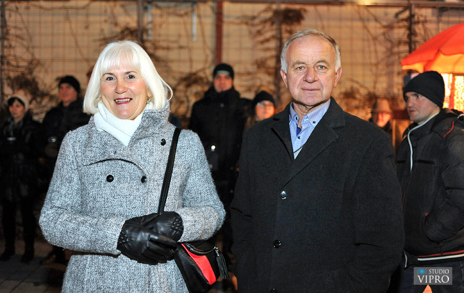 Doček u Prelogu uz vatromet, taktove valcera, šampanjac i kuhano vino