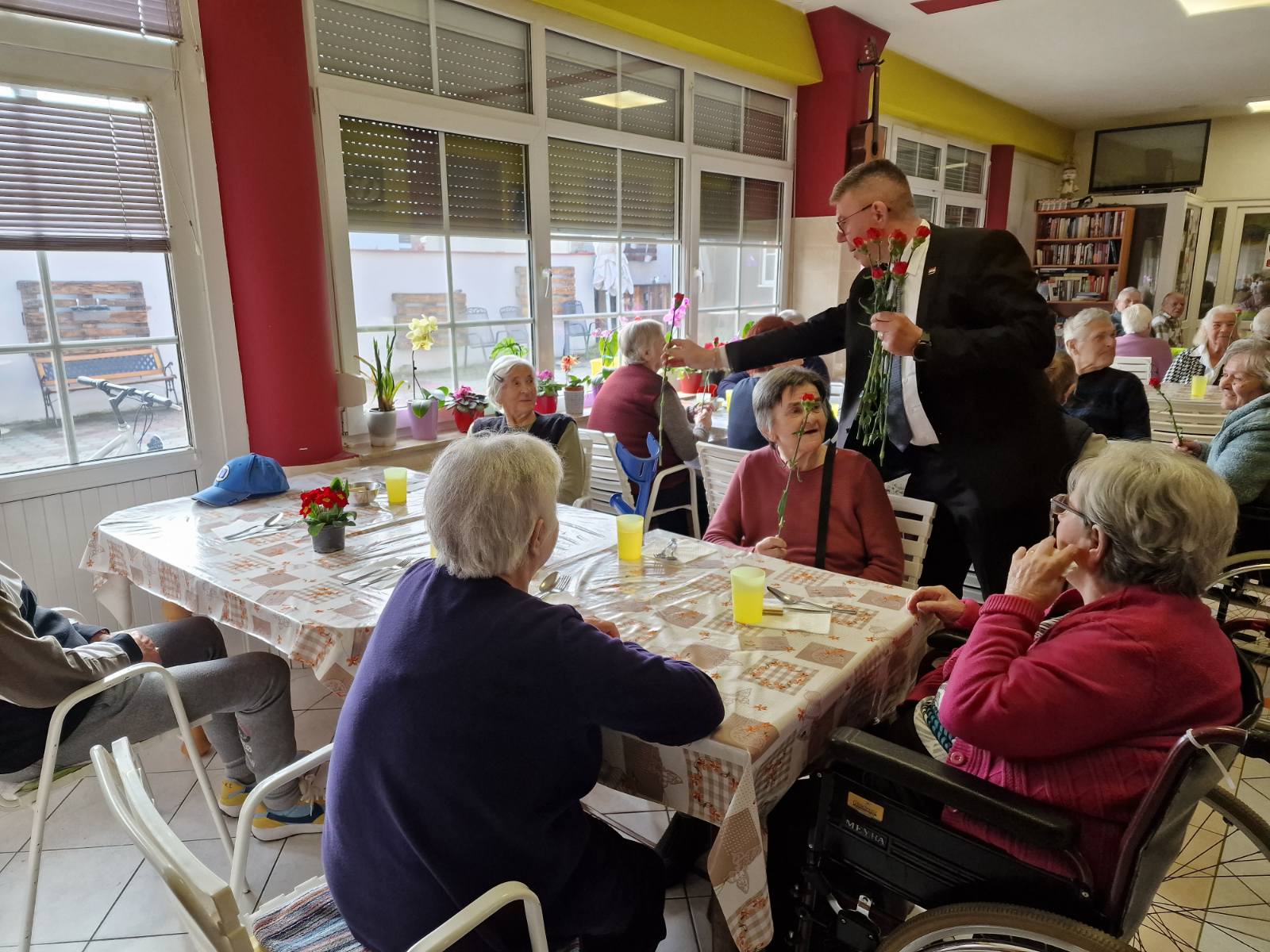 Gradonačelnik Dražen Srpak darivao žene na njihovim radnim mjestima