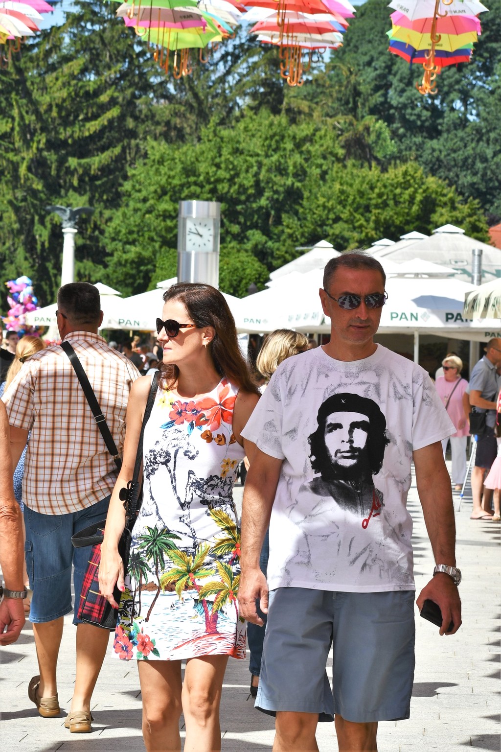 KLIKOM ISPOD KIŠOBRANA Centrom Čakovca prošetali brojni građani, evo koga smo sreli