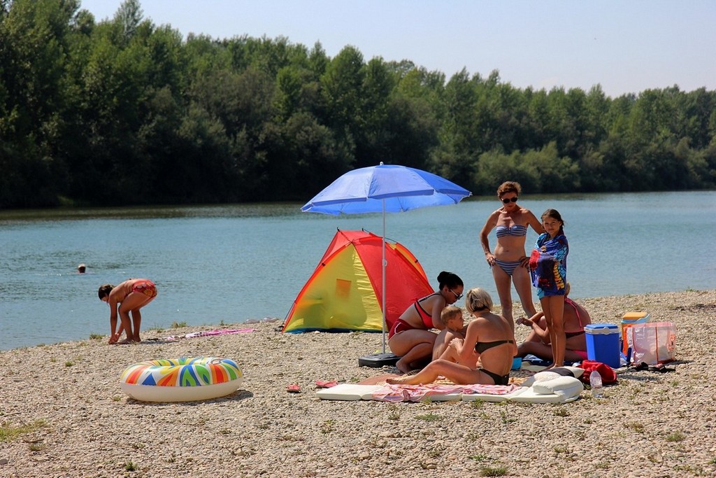 Međimurke i Međimurci spas od ljetnih vrućina potražili uz rijeku Dravu
