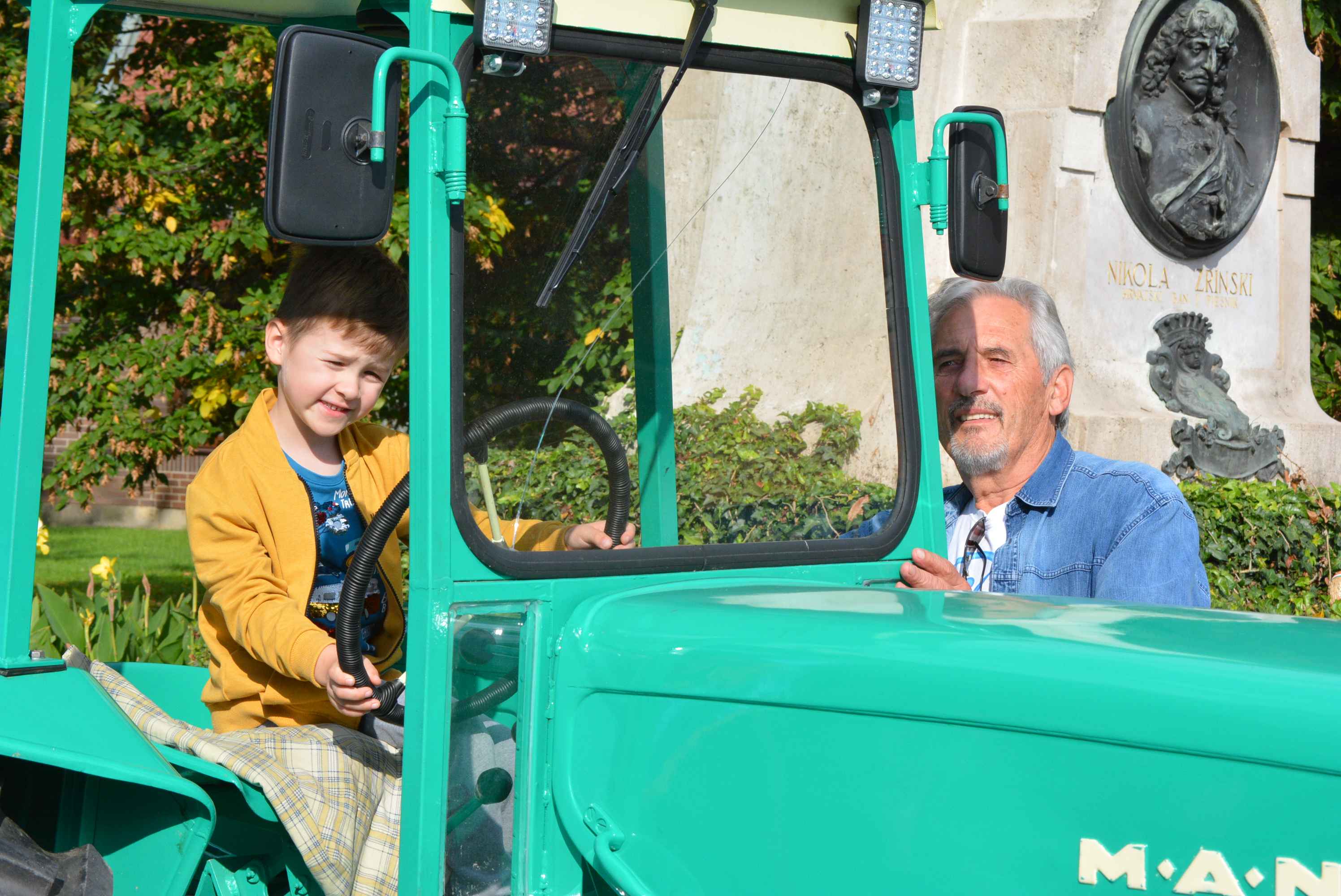 FOTO I VIDEO Putovanje kroz vremensku kapsulu na izložbi starih traktora i strojeva u sklopu manifestacije ‘Jesen u Čakovcu 2023.’