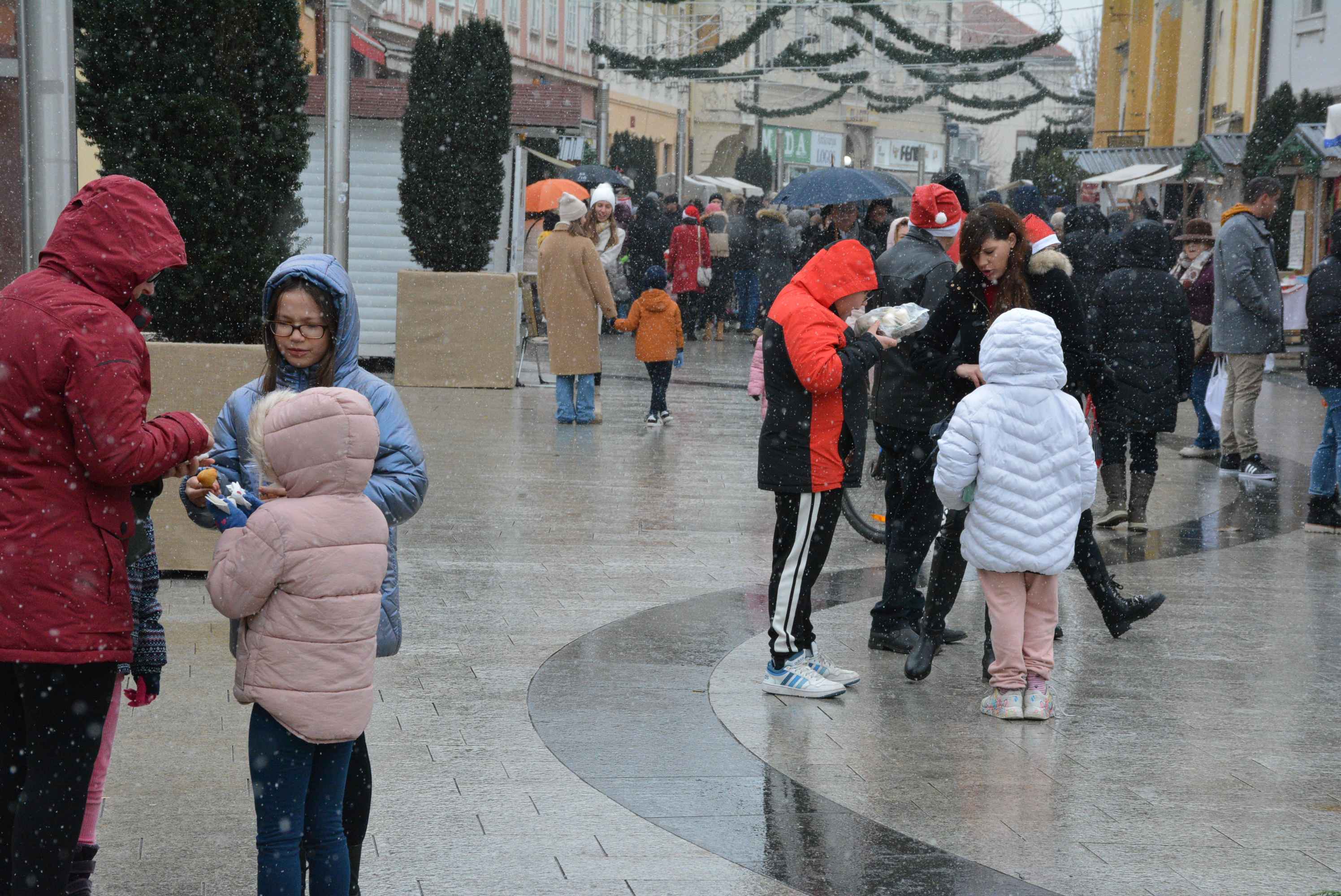 FOTO/VIDEO Zabundani veliki i mali unatoč gustom snijegu i hladnoći proveli prijepodne u veselom raspoloženju