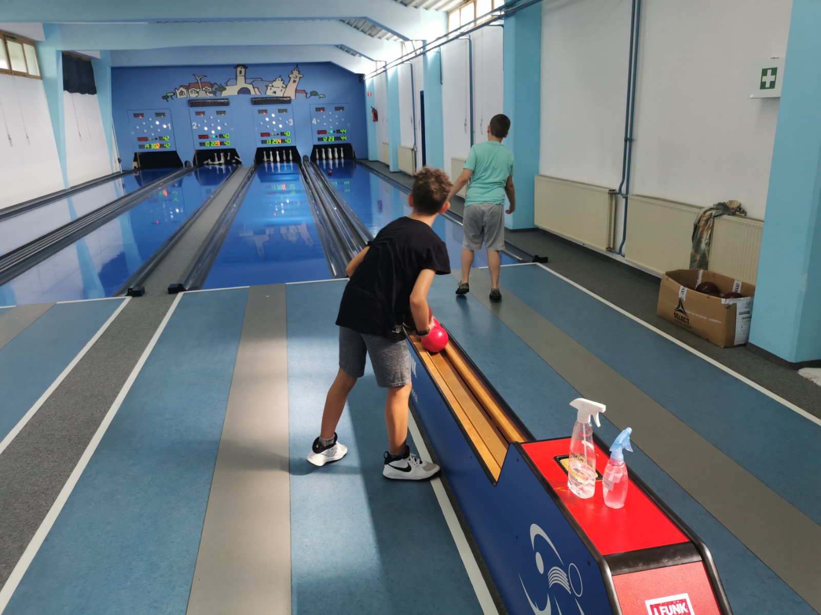 Veliki broj školaraca na kampovima iz kuglanja i rukometa