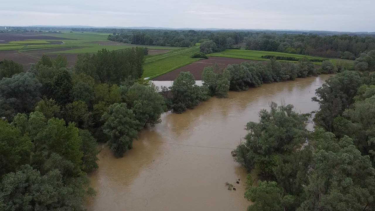 IZGLEDA STRAŠNO Nabujala Mura na potezu od Kotoribe do Donje Dubrave