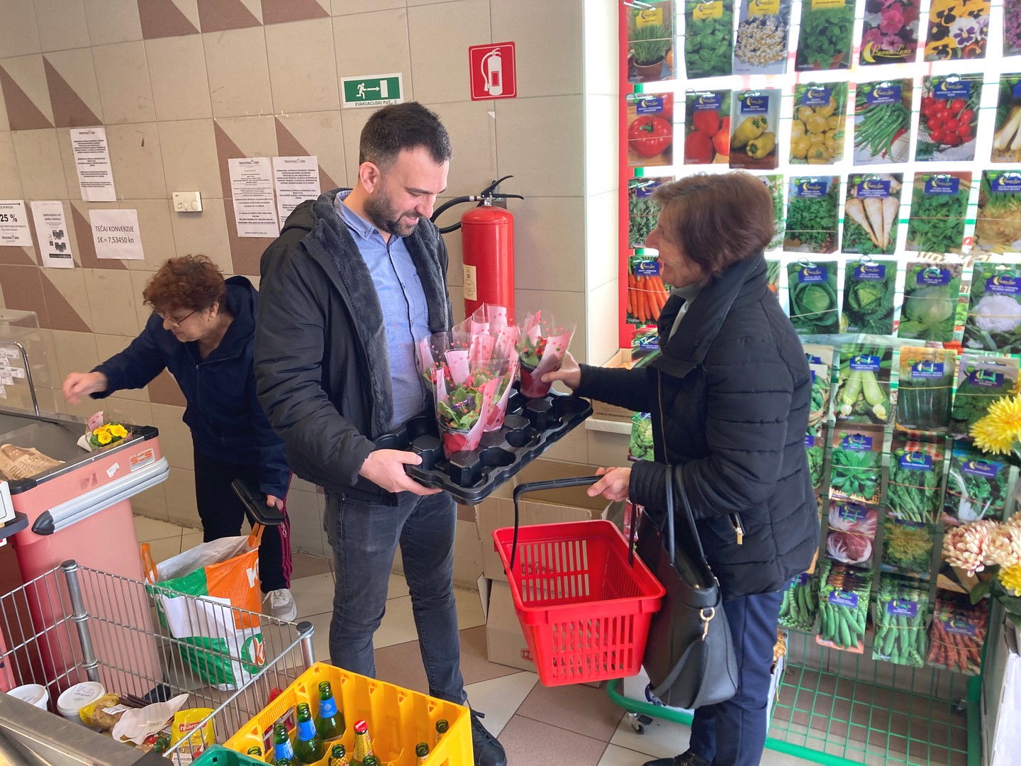 Načelnik Vratišinca Mihael Grbavec mještanke iznenadio jaglacima povodom Dana žena