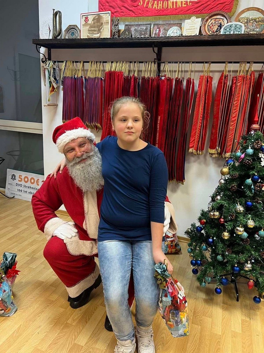 DVD STRAHONINEC Djecu posjetio Djed Božićnjak i podijelio im poklone