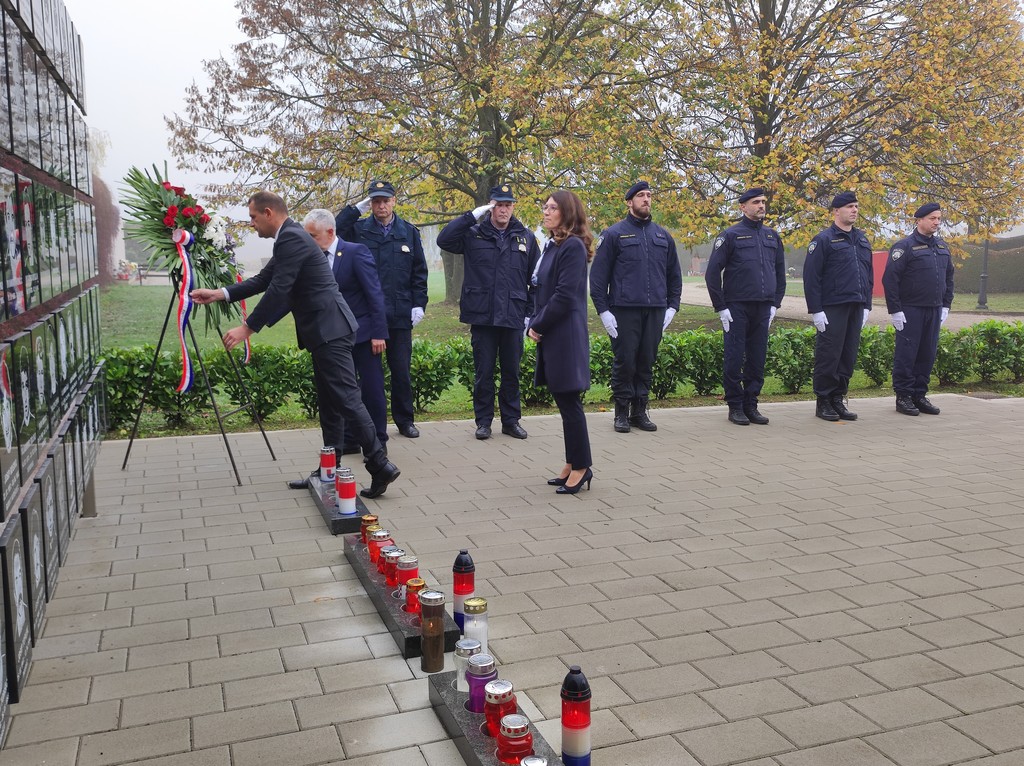 Polaganje vijenaca i paljenje svijeća uz blagdan Svih svetih