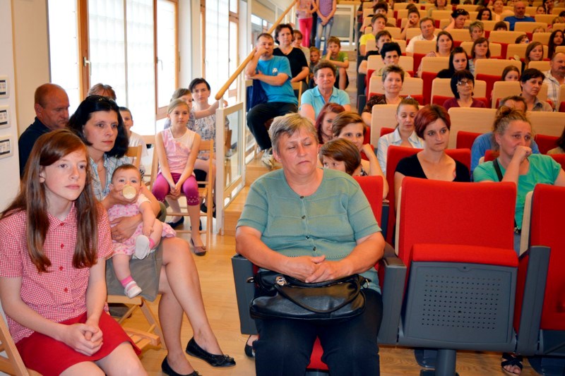 caritassusret10815212