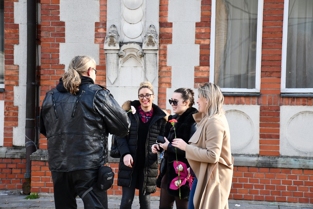 Free riders Pikač u centru Čakovca podjelom karanfila obradovali brojne žene
