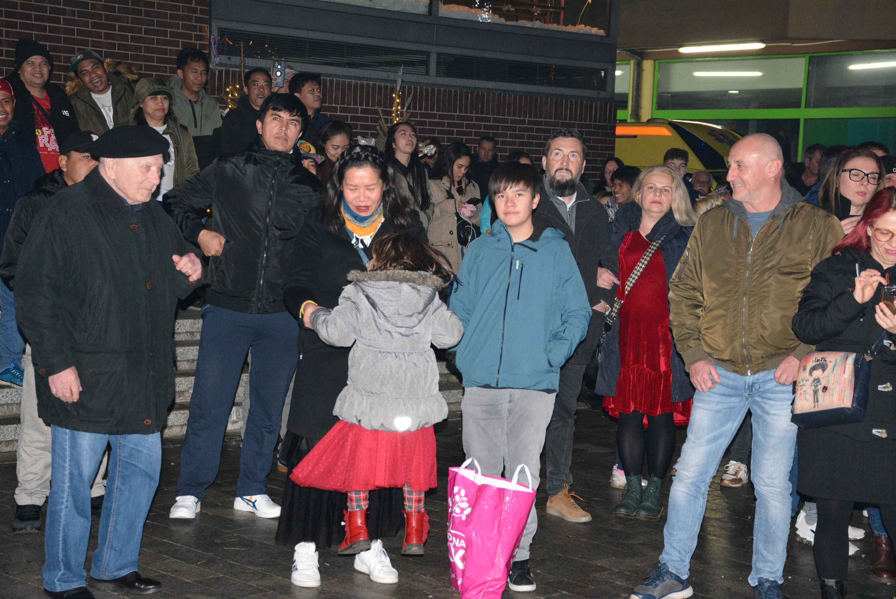 FOTO/VIDEO Čakovec veselo proslavio dolazak 2024. uz ritam ‘Noćne smjene’ i puni trg