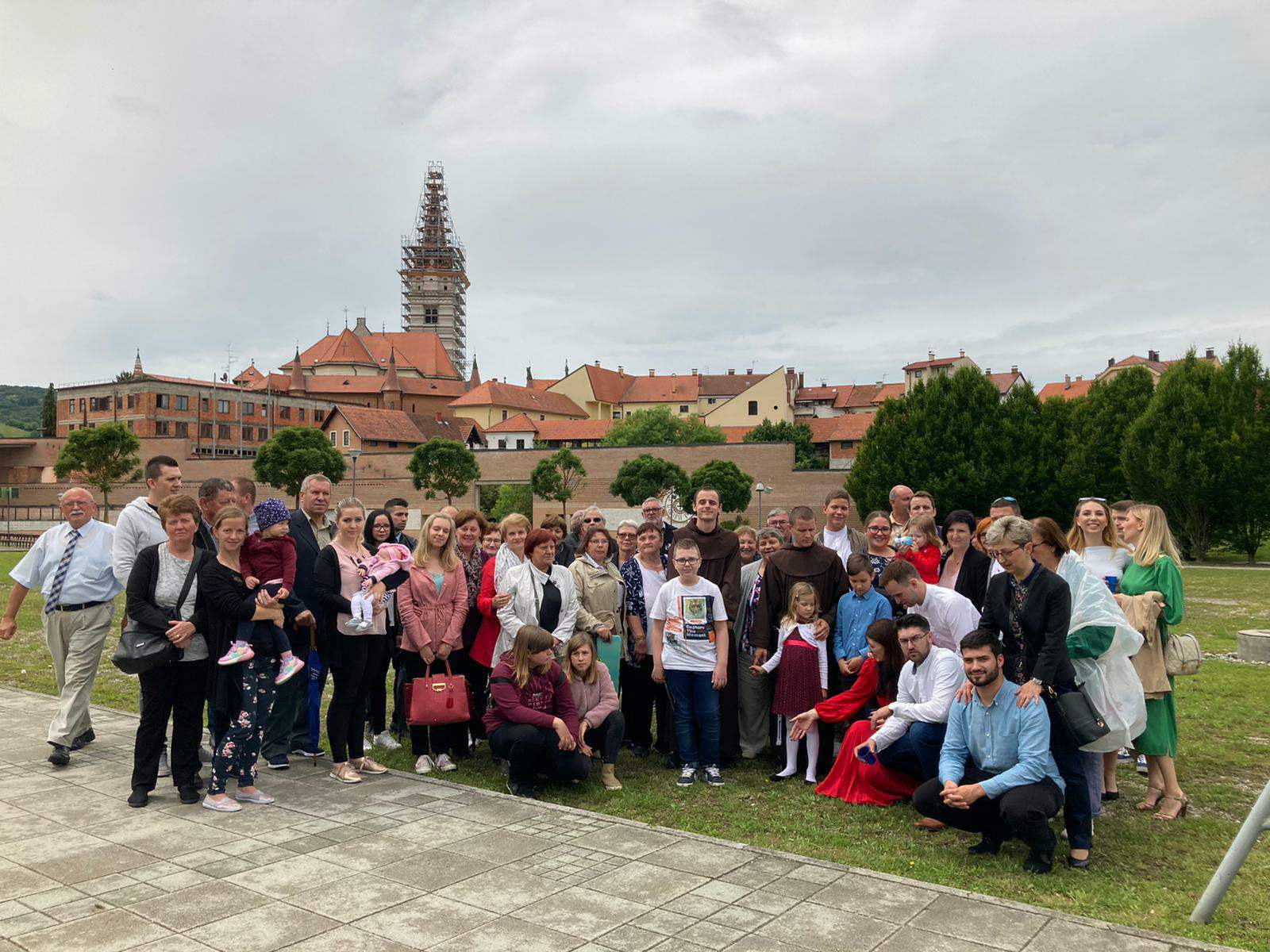PONOS OBITELJI SEDLAR Za svećenika franjevca zaređen je drugi sin, Fra David Sedlar