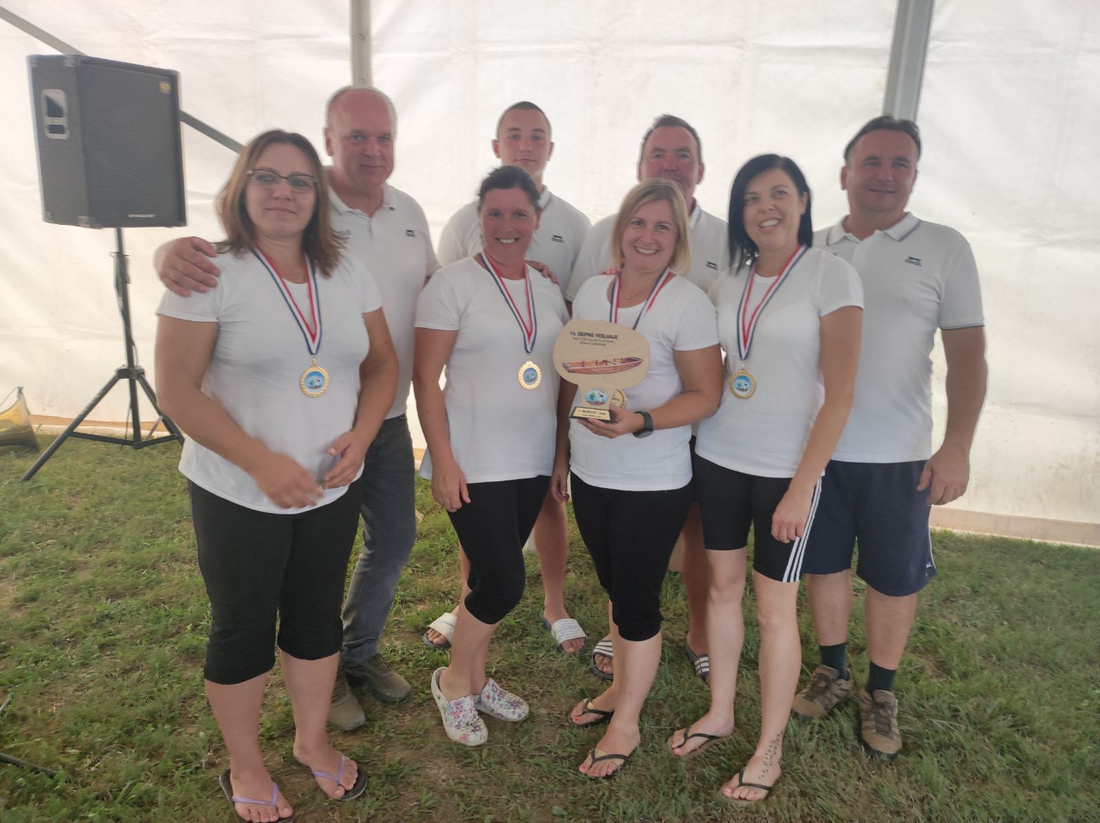 FOTO Pobjednici natjecanja u ekipnom veslanju dravskim čamcima su ekipe ‘Royal transport’ i ‘Fljojsarice’ FOTO Pobjednici natjecanja u ekipnom veslanju dravskim čamcima su ekipe ‘Royal transport’ i ‘Fljojsarice’