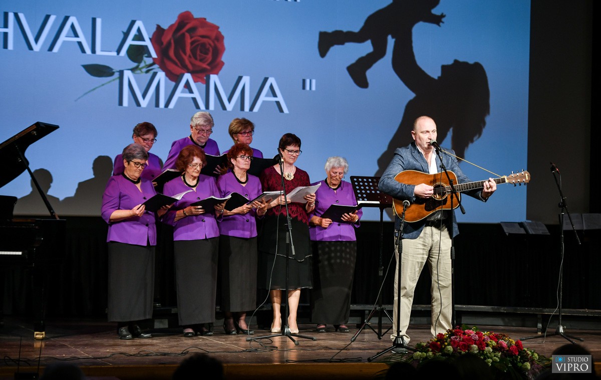 Udruga umirovljenika pjesmom čestitala Majčin dan
