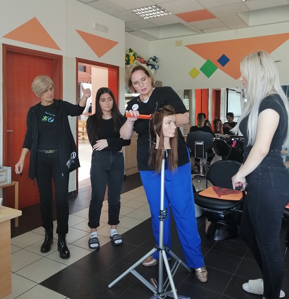 GOSPODARSKA ŠKOLA Strukovna nastavnica iz Belgije poučavala učenice frizerke