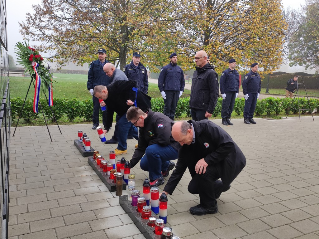 Polaganje vijenaca i paljenje svijeća uz blagdan Svih svetih