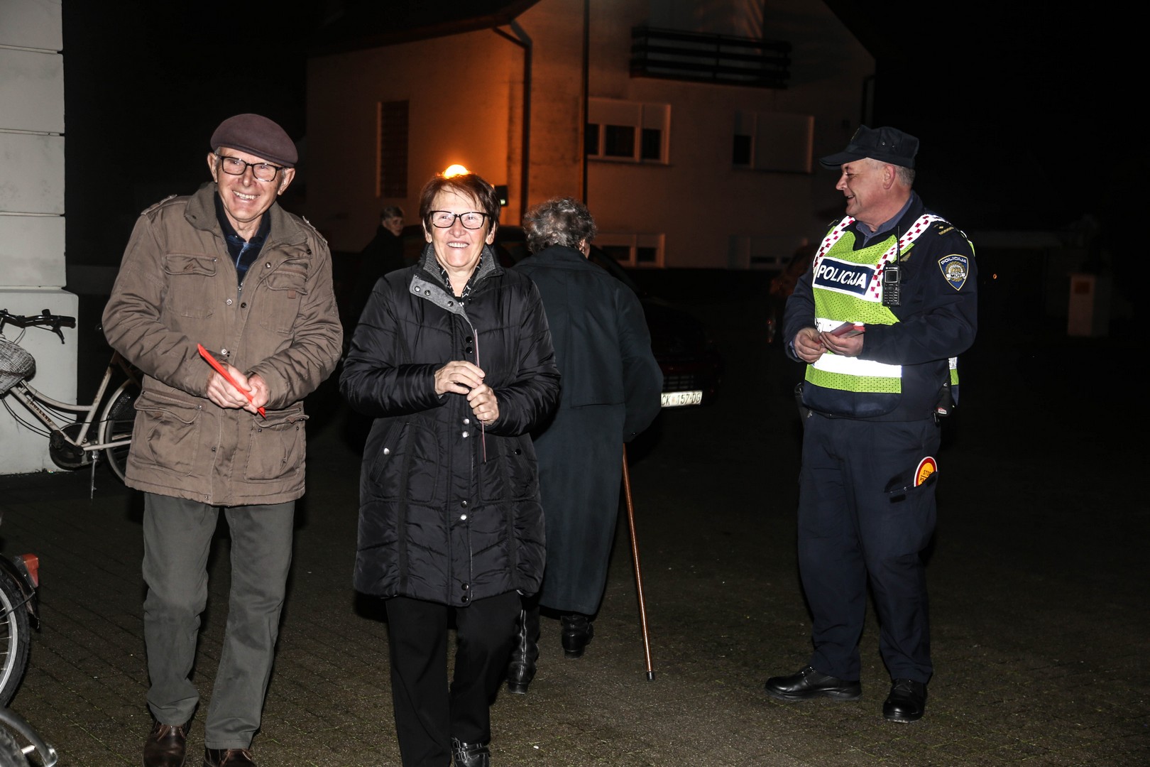 Policija u Prelogu vjernicima na izlasku iz crkve dijelila reflektirajuće materijale