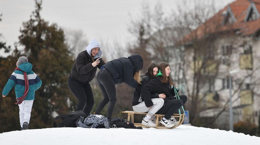UŽIVANCIJA NA SNIJEGU Sanjkanje je u punom jeku na čakovečkim sanjkalištima UŽIVANCIJA NA SNIJEGU Sanjkanje je u punom jeku na čakovečkim sanjkalištima