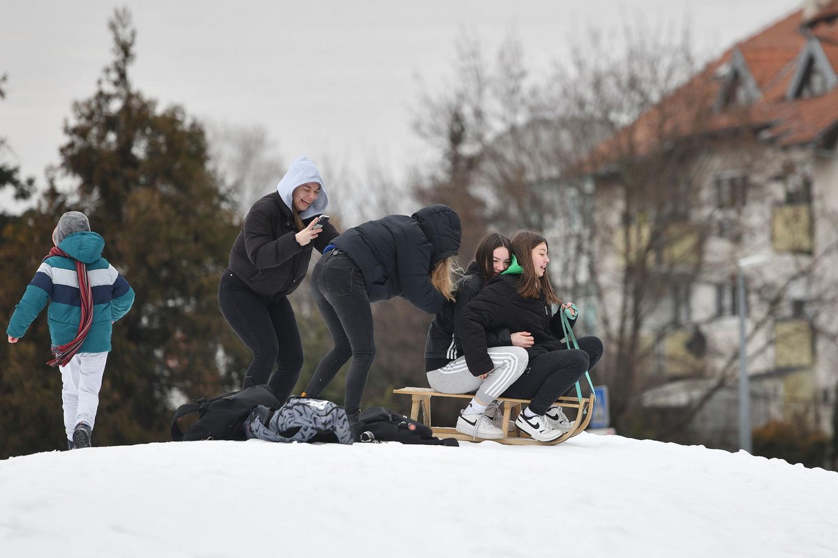 UŽIVANCIJA NA SNIJEGU Sanjkanje je u punom jeku na čakovečkim sanjkalištima