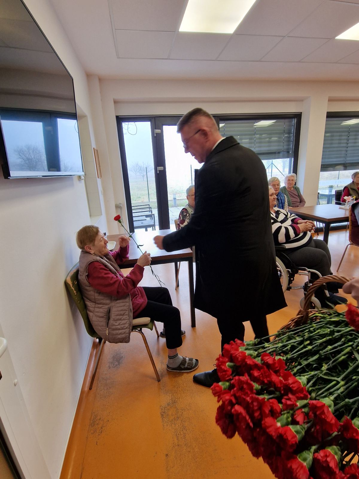 Gradonačelnik Dražen Srpak darivao žene na njihovim radnim mjestima