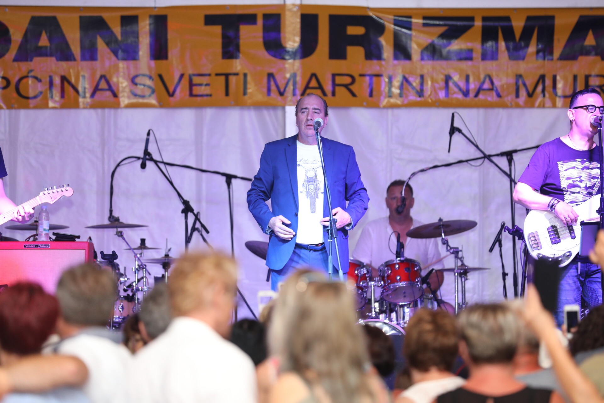 Mladen Grdović ispunio šator u Sv. Martinu na Muri, pjevalo se i plesalo uz njegove hitove Mladen Grdović ispunio šator u Sv. Martinu na Muri, pjevalo se i plesalo uz njegove hitove