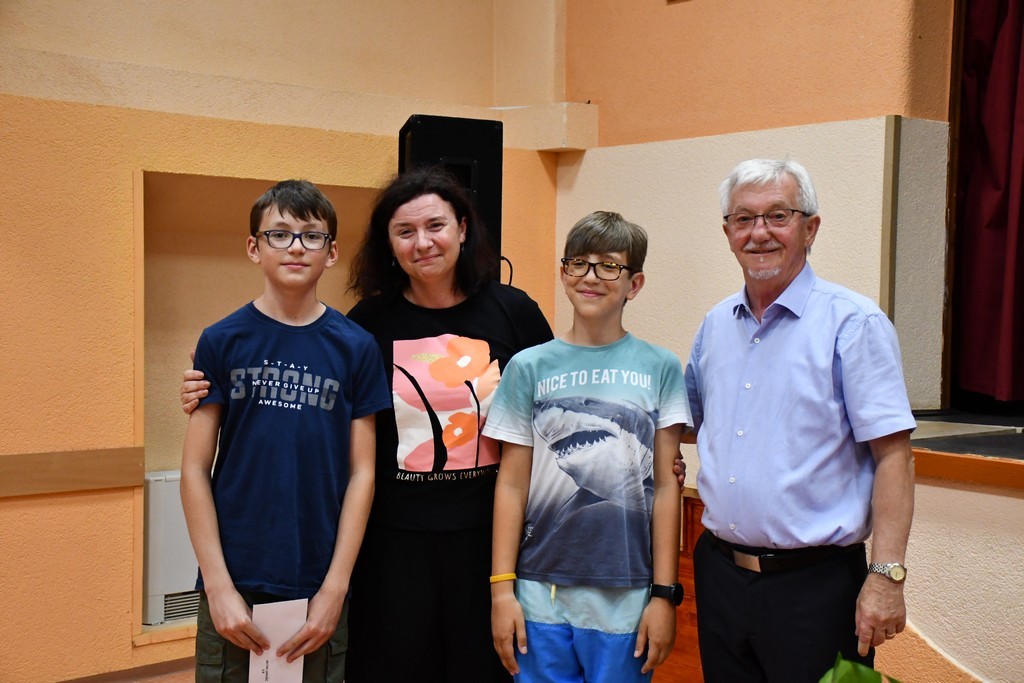 PRIJEM UČENIKA Učenici Osnovne škole Belica, sudionici županijskih i državnih natjecanja, na prijemu kod načelnika Taradija PRIJEM UČENIKA Učenici Osnovne škole Belica, sudionici županijskih i državnih natjecanja, na prijemu kod načelnika Taradija