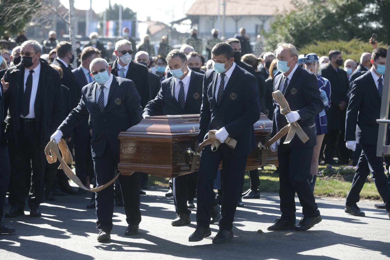 ispratio ga veliki broj građana: Pokopan je Milan Bandić