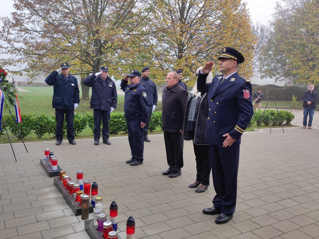 Polaganje vijenaca i paljenje svijeća uz blagdan Svih svetih