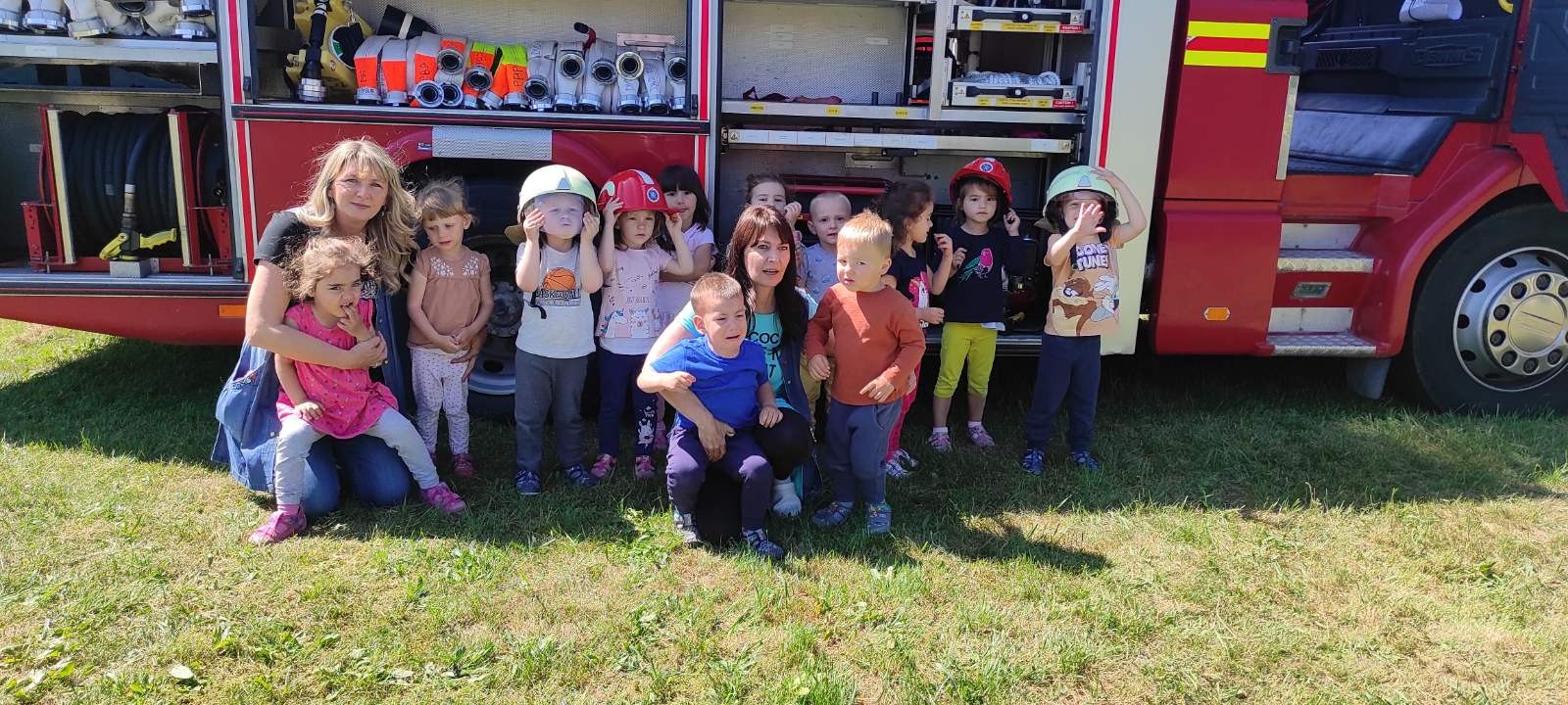 POSJET  VATROGASACA  Povodom Dana grada Čakovca i mjeseca zaštite od požara , 19.5.2022., vrtić Maslačak posjetili su vatrogasci Dvd-a Pustakovec – Buzovec – Putjane s dva vatrogasna vozila. Predsjednik VZ grada Čakovca, g. Mario Medved djeci je objasnio