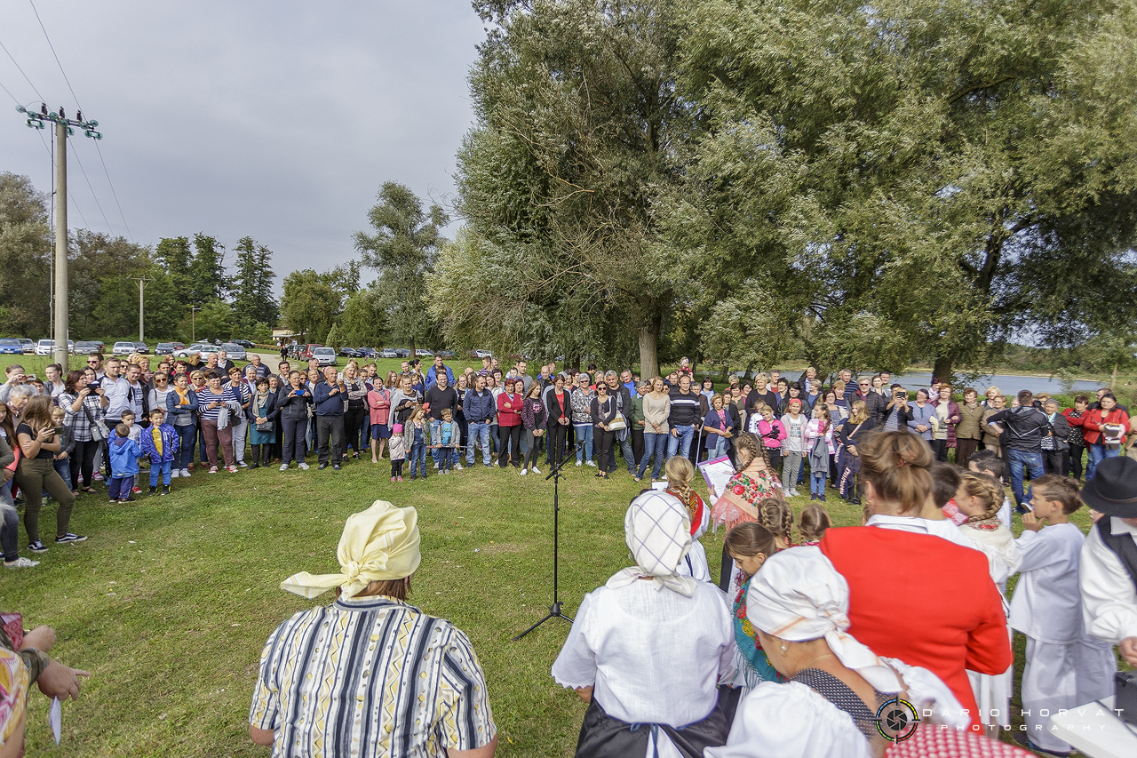 U Gardinovcu svečano otkrivena spomen-ploča posvećena seoskom pralu na potoku Trnavi