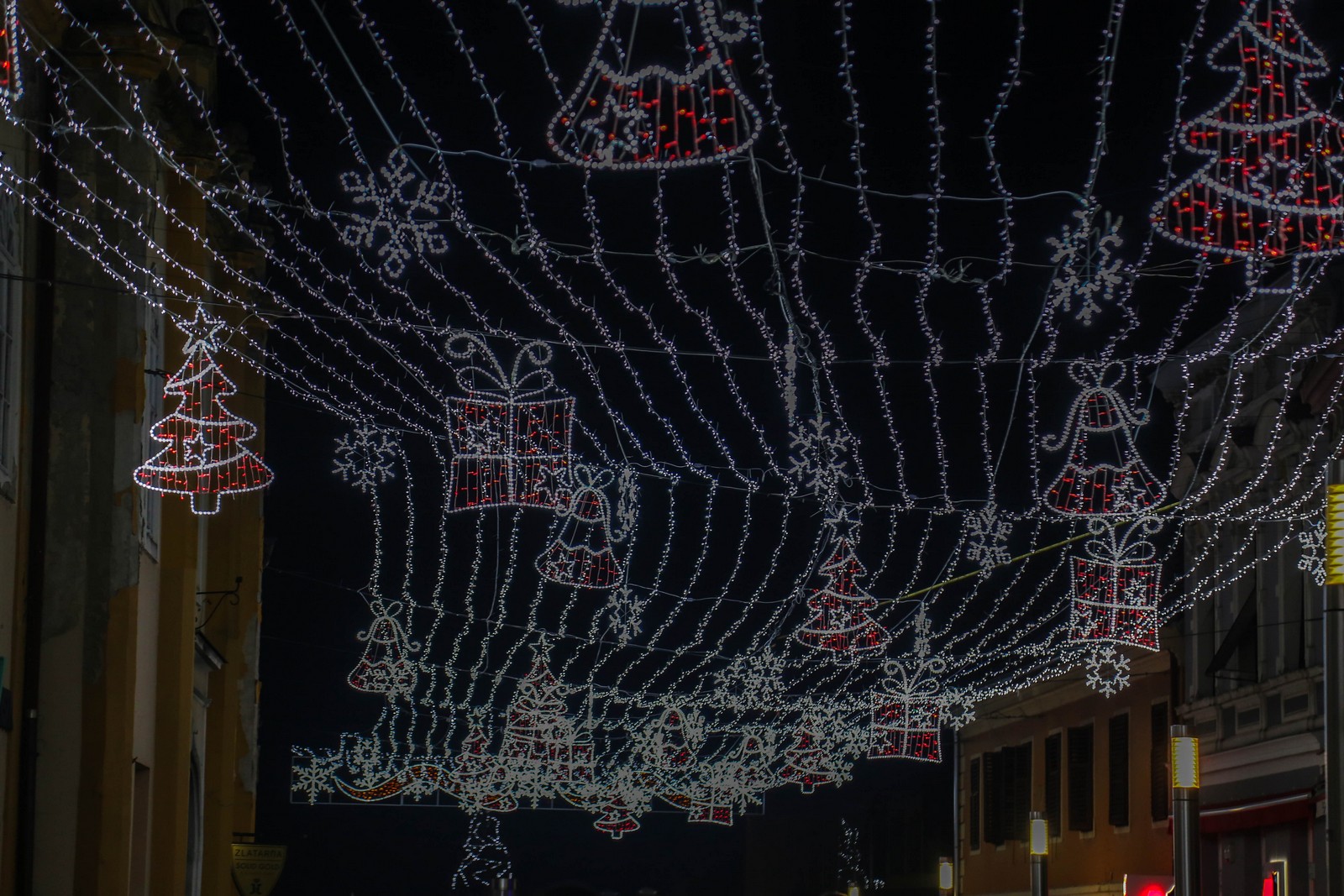 Upaljena prva adventska svijeća u Čakovcu: Predivna rasvjeta zasjala gradom