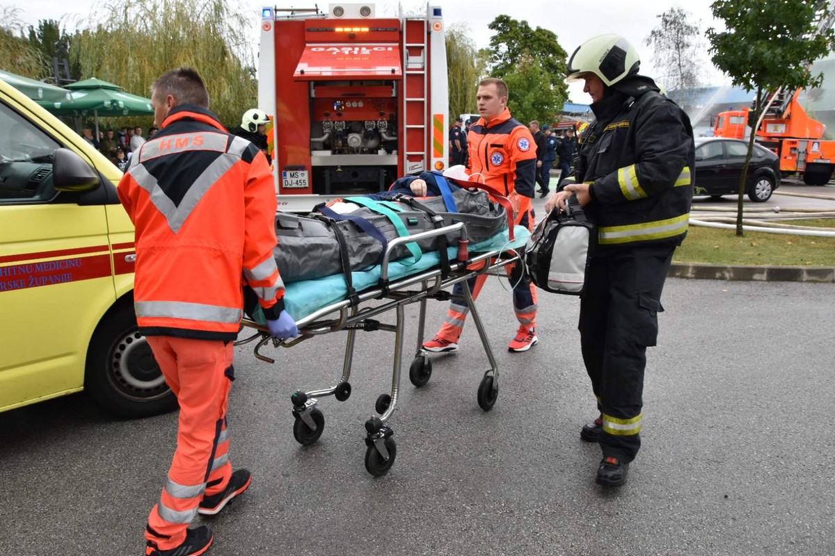MURSKO SREDIŠĆE Održana uzbudljiva vježba u kojoj su vatrogasci uspješno ugasili požar i spasili unesrećene MURSKO SREDIŠĆE Održana uzbudljiva vježba u kojoj su vatrogasci uspješno ugasili požar i spasili unesrećene