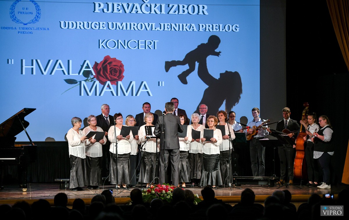 Udruga umirovljenika pjesmom čestitala Majčin dan