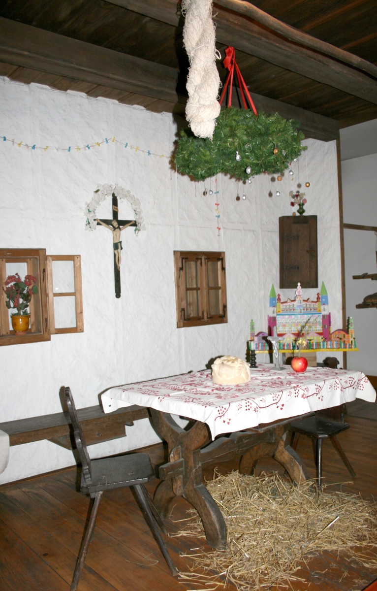 BOŽIĆNI OBIČAJI I TRADICIJA Spalo se na slamici i čekalo se rođenje Isuseka