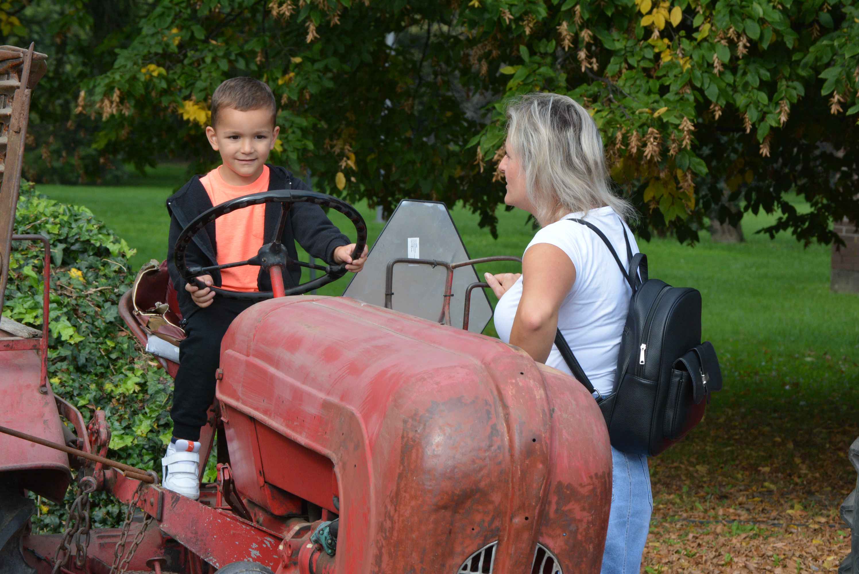 FOTO I VIDEO Putovanje kroz vremensku kapsulu na izložbi starih traktora i strojeva u sklopu manifestacije ‘Jesen u Čakovcu 2023.’