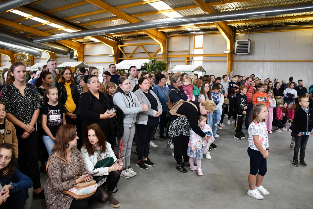 PROSLAVA JESENI Brojni zaljubljenici u kulturnu baštinu i tradiciju našega kraja okupili se na Danima zahvalnosti za plodove zemlje PROSLAVA JESENI Brojni zaljubljenici u kulturnu baštinu i tradiciju našega kraja okupili se na Danima zahvalnosti za plodove zemlje