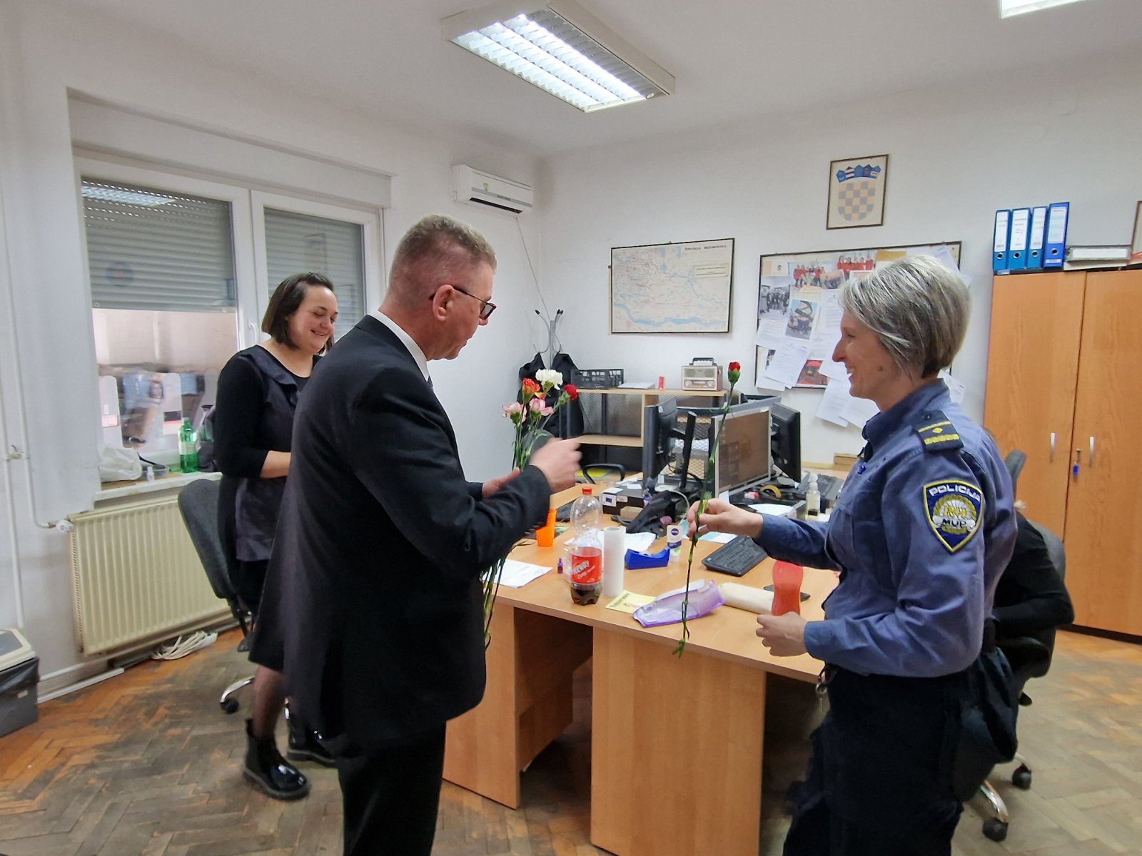 Gradonačelnik Dražen Srpak darivao žene na njihovim radnim mjestima