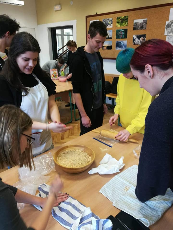 Gimnazijalci spravljali kolače bez pečenja, izgledaju vrlo primamljivo