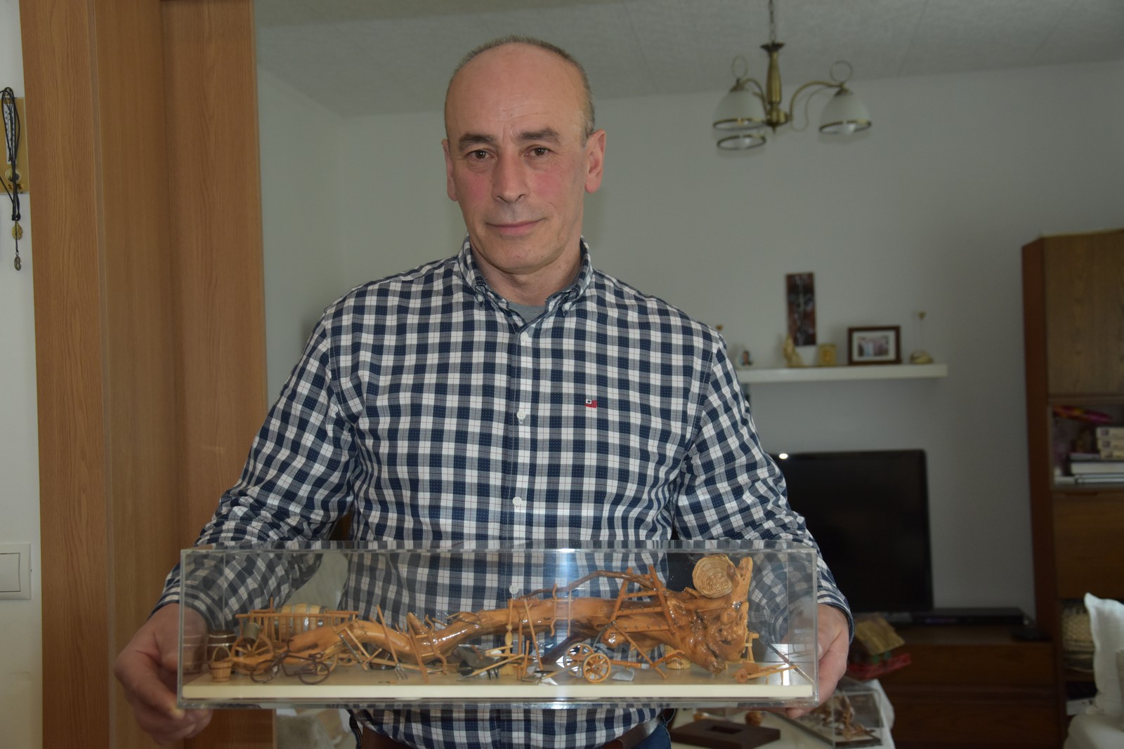 Pedestosmogodišnji Josip Farkaš iz Goričana izrađuje minijature svega što mu je srcu drago Pedestosmogodišnji Josip Farkaš iz Goričana izrađuje minijature svega što mu je srcu drago