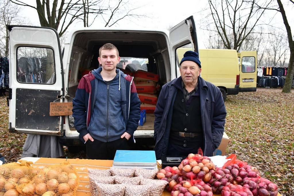 SAJAM SRIJEDOM FOTO Prvi čakovečki sajam otkad smo uveli euro. Cijene su istaknute u eurima i kunama.  MH  ‘Cifre su male pak se čini kak da je fal!’ – rekli su kupci  Prva je sajamska srijeda otkad smo ušli u eurozonu. Nakon gotovo 30 godina opraštamo se